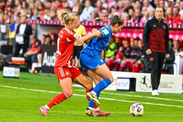 GER, FFBL, FC Bayern München vs Bayer 04 Leverkusen 06 09 2025, Allianz Arena, Munich, GER, FFBL, FC Bayern München vs Bayer 04 Leverkusen, pictured Lea Schüller Schueller Bayern Muenchen, 11 , Foul on Claudia Wenger Bayer Leverkusen, 5 nordphotoxGmbHx xHafner nph00200