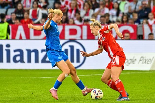 GER, FFBL, FC Bayern München vs Bayer 04 Leverkusen 06 09 2025, Allianz Arena, Munich, GER, FFBL, FC Bayern München vs Bayer 04 Leverkusen, in the picture Paulina Bartz Bayer Leverkusen, 8 , Carolin Simon Bayern Muenchen, 30 nordphotoxGmbHx xHafner nph00200