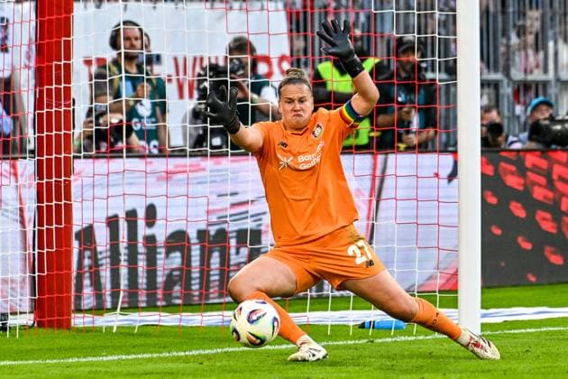 GER, FFBL, FC Bayern Munich vs Bayer 04 Leverkusen 06 09 2025, Allianz Arena, Munich, GER, FFBL, FC Bayern Munich vs Bayer 04 Leverkusen, in the picture Friederike Repohl Bayer Leverkusen, 27 throws herself into a shot nordphotoxGmbHx xHafner nph00200