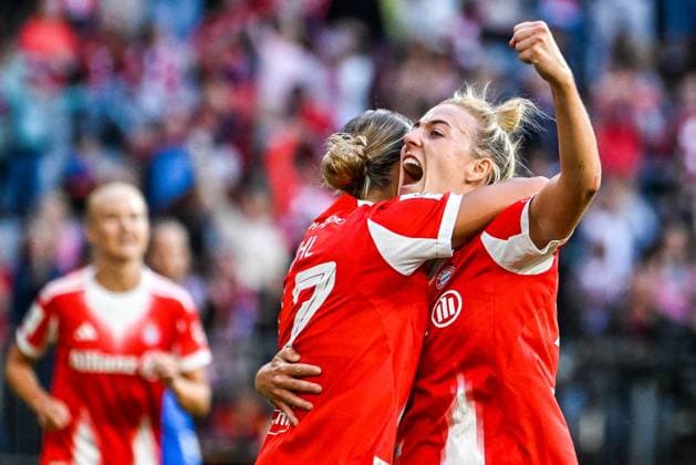GER, FFBL, FC Bayern München vs Bayer 04 Leverkusen 06 09 2025, Allianz Arena, Munich, GER, FFBL, FC Bayern München vs Bayer 04 Leverkusen, pictured celebrating after scoring 2 0, Klara Bühl Buehl Bayern Muenchen, 17 , Carolin Simon Bayern Muenchen, 30 nordphotoxGmbHx xHafner nph00200
