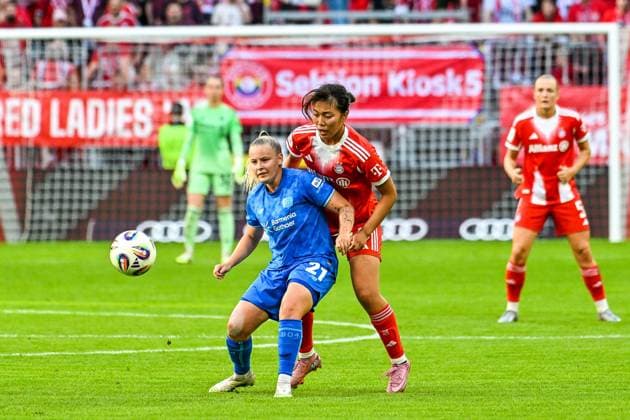 GER, FFBL, FC Bayern München vs Bayer 04 Leverkusen 06 09 2025, Allianz Arena, Munich, GER, FFBL, FC Bayern München vs Bayer 04 Leverkusen, in the picture Vanessa Fudalla Bayer Leverkusen, 21 , Momoko Tanikawa Bayern Muenchen, 18 nordphotoxGmbHx xHafner nph00200