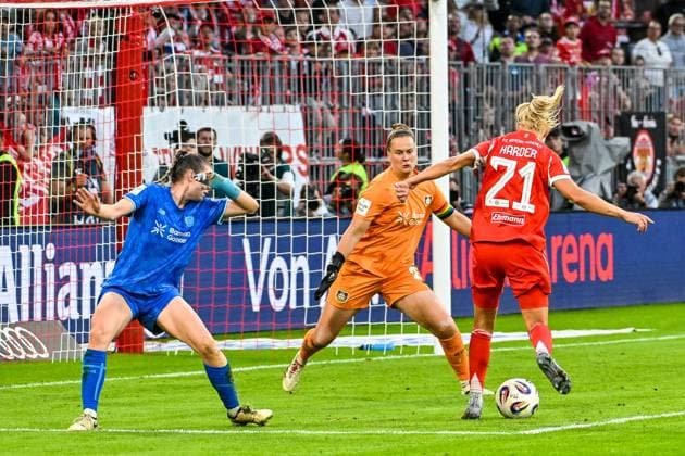 GER, FFBL, FC Bayern München vs Bayer 04 Leverkusen 06 09 2025, Allianz Arena, Munich, GER, FFBL, FC Bayern München vs Bayer 04 Leverkusen, pictured Claudia Wenger Bayer Leverkusen, 5 , Friederike Repohl Bayer Leverkusen, 27 , Pernille Harder Bayern Muenchen, 21 nordphotoxGmbHx xHafner nph00200