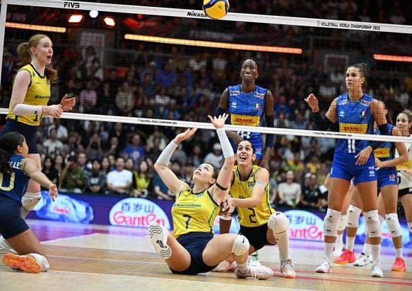 (250907) -- BANGKOK, Sept. 7, 2025 -- Rosamaria Montibeller (front) of Brazil tries to save the ball during the semifinal match between Italy and Brazil at the Volleyball Women s World Championship, WM, Weltmeisterschaft in Bangkok, Thailand, Sept. 6, 2025. ) (SP)THAILAND-BANGKOK-VOLLEYBALL-WOMEN S WORLD CHAMPIONSHIP-SEMIFINALS-ITALY VS BRAZIL HouxZhaokang 