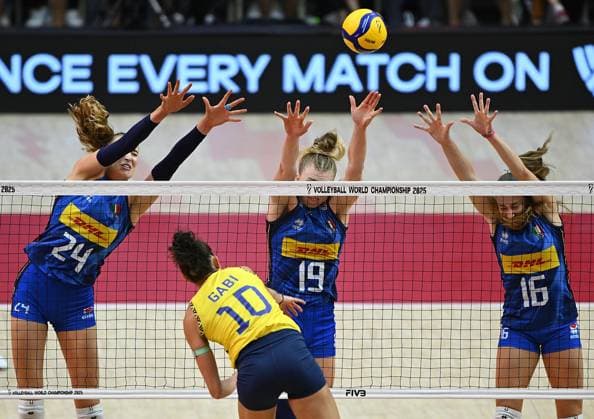 (250907) -- BANGKOK, Sept. 7, 2025 -- Gabriela Braga Guimaraes (front) of Brazil spikes the ball during the semifinal match between Italy and Brazil at the Volleyball Women s World Championship, WM, Weltmeisterschaft in Bangkok, Thailand, Sept. 6, 2025. ) (SP)THAILAND-BANGKOK-VOLLEYBALL-WOMEN S WORLD CHAMPIONSHIP-SEMIFINALS-ITALY VS BRAZIL HouxZhaokang 