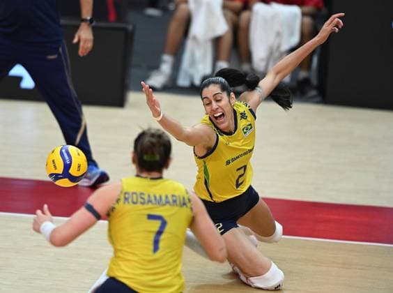 (250907) -- BANGKOK, Sept. 7, 2025 -- Diana Duarte Alecrim (R) of Brazil falis to save the ball during the semifinal match between Italy and Brazil at the Volleyball Women s World Championship, WM, Weltmeisterschaft in Bangkok, Thailand, Sept. 6, 2025. ) (SP)THAILAND-BANGKOK-VOLLEYBALL-WOMEN S WORLD CHAMPIONSHIP-SEMIFINALS-ITALY VS BRAZIL HouxZhaokang 