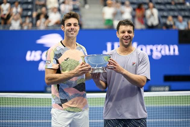 (250907) -- NEW YORK, Sept. 7, 2025 -- Marcel Granollers (L) Horacio Zeballos pose with the trophy during the awarding ceremony for the men s doubles final match between Marcel Granollers of Spain Horacio Zeballos of Argentina and Joe Salisbury Neal Skupski of Britain at the 2025 US Open tennis championships in New York, the United States, Sept. 6, 2025. ) (SP)U.S.-NEW YORK-TENNIS-US OPEN-MEN S DOUBLES-FINAL LixRui 