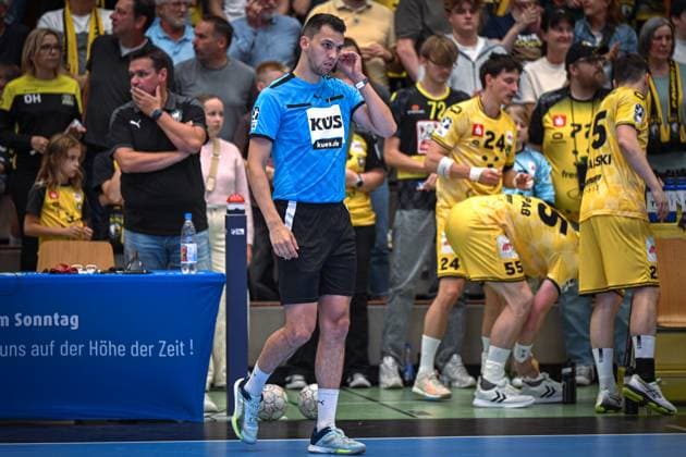 Germany Handball 2 Bundesliga 2025 26, 06 09 2025 2 Matchday HSG Krefeld Niederrhein vs Die Eulen Ludwigshafen Sporthalle Glockenspitz Krefeld , Jannik Rips Referee, referee Copyright: xMarkusxVerwimpx