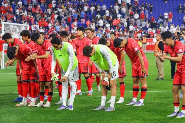 United States Vs. South Korea South Korea players bow to the fans who come to support them in the team s 2-0 win in the friendly soccer match against the United States at Sports Illustrated Stadium in Harrison, N.J., on September 6, 2025. Harrison N.J. United States  Copyright: xGordonxDonovanx originalFilename:donovan-usavssou250906_np74P.jpg