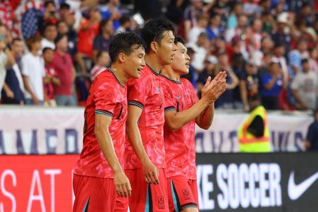 United States Vs. South Korea South Korea forward Son Heung-Min 7 is embraced by teammates after scoring a goal during an International Friendly, Länderspiel, Nationalmannschaft soccer match against the United States at Sports Illustrated Stadium in Harrison, N.J., on September 6, 2025. Harrison N.J. United States  Copyright: xGordonxDonovanx originalFilename:donovan-usavssou250906_npnOJ.jpg