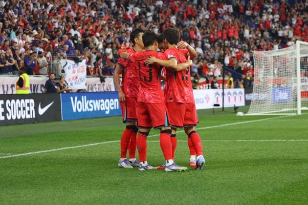 United States Vs. South Korea South Korea forward Son Heung-Min 7 is embraced by teammates after scoring a goal during an International Friendly, Länderspiel, Nationalmannschaft soccer match against the United States at Sports Illustrated Stadium in Harrison, N.J., on September 6, 2025. Harrison N.J. United States  Copyright: xGordonxDonovanx originalFilename:donovan-usavssou250906_npXFe.jpg