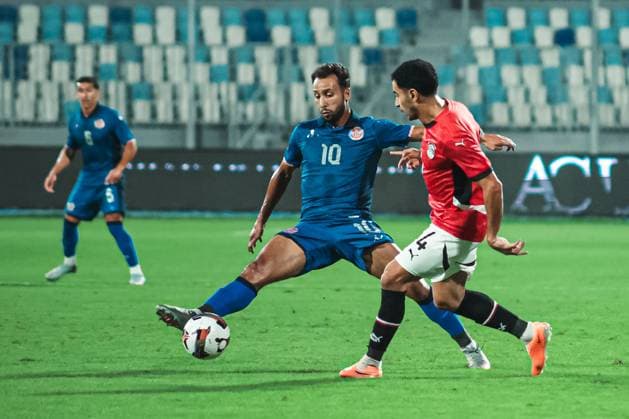 Egypt v Tunisia - Friendly Match Omar Jaber (in red) tries to catch the ball during a friendly match against Tunisia in preparation for the Arab Cup in Cairo, Egypt, on September 6, 2025. Cairo Egypt  Copyright: xAhmedxMosaadx originalFilename:mosad-notitle250906_npxr3.jpg
