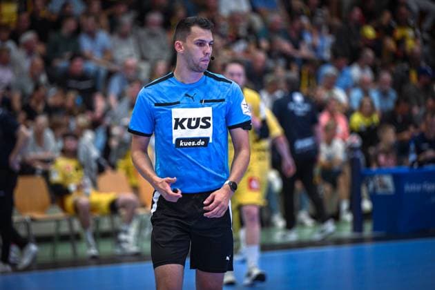 Germany Handball 2 Bundesliga 2025 26, 06 09 2025, 2 Matchday HSG Krefeld Niederrhein vs Die Eulen Ludwigshafen Sporthalle Glockenspitz Krefeld , Jannik Rips Referee, referee Copyright: xMarkusxVerwimpx