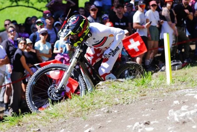 2025 UCI Mountain Bike World Championships Picture by Ed Sykes SWpix.com - 07 09 2025 - Cycling - 2025 UCI Mountain Bike World Championships - Downhill - ChampÃ ry, Valais, Switzerland - Women Elite Final - Harriet Harnden (Great Britain) crashes during her run Copyright: x xSWpix.comx(t axPhotographyxHubxLtd)xEdxSykes SWpix.comx SWP-3030-2466