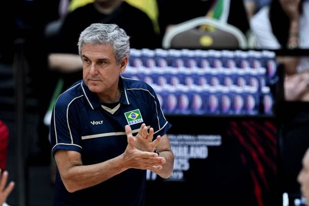 Japan v Brazil - FIVB Women’s World Volleyball Championship BANGKOK, THAILAND - SEPTEMBER 7: Jose Roberto Guimaraes head coach of Brazil celebrate during the FIVB Women s Volleyball World Championship, WM, Weltmeisterschaft bronze medal match between Japan and Brazil at the Huamark Indoor Stadium in Bangkok, Thailand on September 7, 2025. Mustafa Hatipoglu Anadolu Bangkok Thailand. Editorial use only. Please get in touch for any other usage.  Copyright: x2025xAnadoluxMustafaxHatipoglux