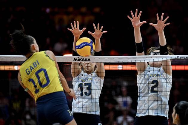 Japan v Brazil - FIVB Women’s World Volleyball Championship BANGKOK, THAILAND - SEPTEMBER 7: Yukiko Wada (13) and Ayaka Araki (2) of Japan compete during the FIVB Women s Volleyball World Championship, WM, Weltmeisterschaft bronze medal match between Japan and Brazil at the Huamark Indoor Stadium in Bangkok, Thailand on September 7, 2025. Mustafa Hatipoglu Anadolu Bangkok Thailand. Editorial use only. Please get in touch for any other usage.  Copyright: x2025xAnadoluxMustafaxHatipoglux