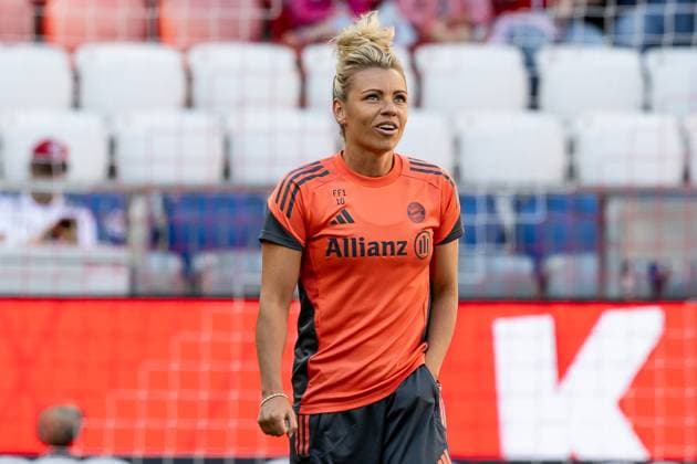 Linda Dallmann FC Bayern Muenchen Frauen, 10 at the pitch visit FC Bayern Muenchen Frauen vs Bayer 04 Leverkusen, Soccer, Google Pixel Women Bundesliga, 1 Matchday, Season 2025 2026, 06 09 2025 DFL DFB REGULATIONS PROHIBIT ANY USE OF PHOTOGRAPHS as IMAGE SEQUENCES and or QUASI VIDEO FC Bayern Muenchen Frauen vs Bayer 04 Leverkusen, Football, Google Pixel Frauen Bundesliga, 1 Spieltag, Saison 2025 2026, 06 09 2025 Muenchen Copyright: xEibner-Pressefoto HeikexFeinerx EP_HFR