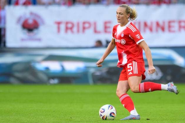 Soccer, Google Pixel Women Bundesliga, 20250906, FC Bayern Munich Bayer 04 Leverkusen In Picture Magdalena ERIKSSON Bayern, 5 Pass Pass Ball Portrait Full Body Full Figure Munich Allianz Arena Bayern Germany Copyright: Passion2Press MarkusxFischerx