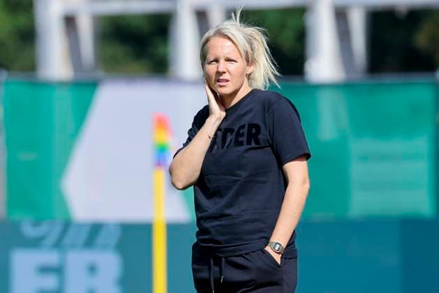 Trainerin Friederike Kromp (Werder Bremen) schaut, Google Pixel Frauen-Bundesliga, Werder Bremen vs SC Freiburg, Platz 11 am Weserstadion am 07. September 2025 in Bremen, Deutschland. (Foto von Marco Steinbrenner DeFodi Images) Trainerin Friederike Kromp (Werder Bremen) looks on, Google Pixel Frauen-Bundesliga, Werder Bremen vs SC Freiburg, Platz 11 am Weserstadion, September 7, 2025 in Bremen, Germany. (Photo by Marco Steinbrenner DeFodi Images) DFB DFL REGULATIONS PROHIBIT ANY USE OF PHOTOGRAPHS AS IMAGE SEQUENCES AND OR QUASI-VIDEO.