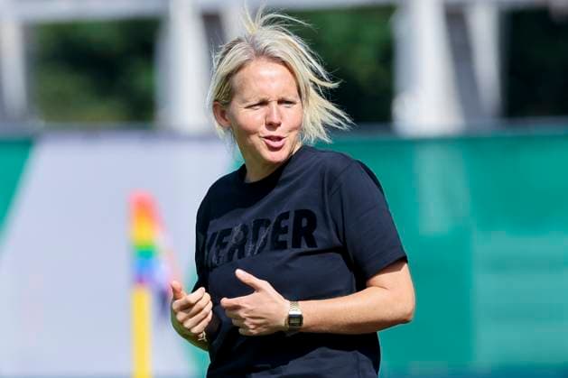 Trainerin Friederike Kromp (Werder Bremen) gestikuliert, Google Pixel Frauen-Bundesliga, Werder Bremen vs SC Freiburg, Platz 11 am Weserstadion am 07. September 2025 in Bremen, Deutschland. (Foto von Marco Steinbrenner DeFodi Images) Trainerin Friederike Kromp (Werder Bremen) gestures, Google Pixel Frauen-Bundesliga, Werder Bremen vs SC Freiburg, Platz 11 am Weserstadion, September 7, 2025 in Bremen, Germany. (Photo by Marco Steinbrenner DeFodi Images) DFB DFL REGULATIONS PROHIBIT ANY USE OF PHOTOGRAPHS AS IMAGE SEQUENCES AND OR QUASI-VIDEO.