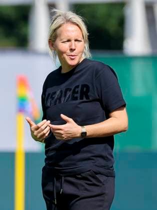 Trainerin Friederike Kromp (Werder Bremen) gestikuliert, Google Pixel Frauen-Bundesliga, Werder Bremen vs SC Freiburg, Platz 11 am Weserstadion am 07. September 2025 in Bremen, Deutschland. (Foto von Marco Steinbrenner DeFodi Images) Trainerin Friederike Kromp (Werder Bremen) gestures, Google Pixel Frauen-Bundesliga, Werder Bremen vs SC Freiburg, Platz 11 am Weserstadion, September 7, 2025 in Bremen, Germany. (Photo by Marco Steinbrenner DeFodi Images) DFB DFL REGULATIONS PROHIBIT ANY USE OF PHOTOGRAPHS AS IMAGE SEQUENCES AND OR QUASI-VIDEO.
