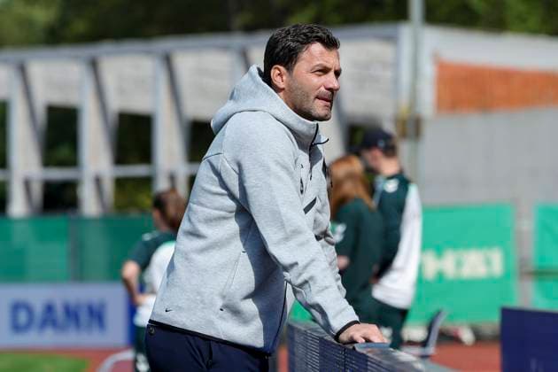 Coach Edmond Kapllani SC Freiburg looks on, Google Pixel Frauen Bundesliga, Werder Bremen vs SC Freiburg, Platz 11 am Weserstadion on September 07, 2025 in Bremen, Germany Photo by Marco Steinbrenner DeFodi Images Coach Edmond Kapllani SC Freiburg looks on, Google Pixel Womens Bundesliga, Werder Bremen vs SC Freiburg, Platz 11 am Weserstadion, September 7, 2025 in Bremen, Germany Photo by Marco Steinbrenner DeFodi Images DFB DFL REGULATIONS PROHIBIT ANY USE OF PHOTOGRAPHS AS IMAGE SEQUENCES AND OR QUASI VIDEO