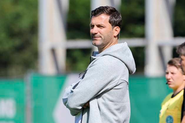 Coach Edmond Kapllani SC Freiburg looks on, Google Pixel Frauen Bundesliga, Werder Bremen vs SC Freiburg, Platz 11 am Weserstadion on September 07, 2025 in Bremen, Germany Photo by Marco Steinbrenner DeFodi Images Coach Edmond Kapllani SC Freiburg looks on, Google Pixel Womens Bundesliga, Werder Bremen vs SC Freiburg, Platz 11 am Weserstadion, September 7, 2025 in Bremen, Germany Photo by Marco Steinbrenner DeFodi Images DFB DFL REGULATIONS PROHIBIT ANY USE OF PHOTOGRAPHS AS IMAGE SEQUENCES AND OR QUASI VIDEO