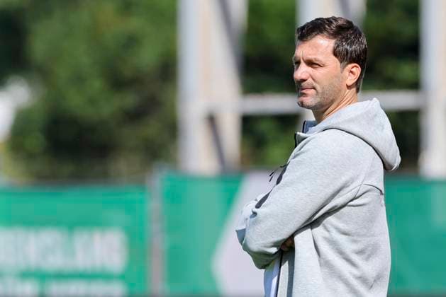 Coach Edmond Kapllani SC Freiburg looks on, Google Pixel Frauen Bundesliga, Werder Bremen vs SC Freiburg, Platz 11 am Weserstadion on September 07, 2025 in Bremen, Germany Photo by Marco Steinbrenner DeFodi Images Coach Edmond Kapllani SC Freiburg looks on, Google Pixel Womens Bundesliga, Werder Bremen vs SC Freiburg, Platz 11 am Weserstadion, September 7, 2025 in Bremen, Germany Photo by Marco Steinbrenner DeFodi Images DFB DFL REGULATIONS PROHIBIT ANY USE OF PHOTOGRAPHS AS IMAGE SEQUENCES AND OR QUASI VIDEO
