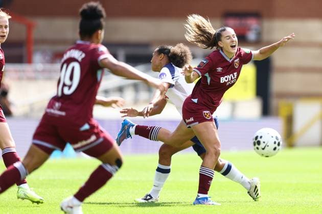 Tottenham Hotspur gegen West Ham United 07 September 2025, London Women s Super League Tottenham Hotspur gegen West Ham United Drew Spence von Tottenham Hotspur und Seraina Piubel von West Ham United Foto Jacques Feeney Abseits London UK  Copyright: xJacquesxFeeneyx xOffsidexOffside