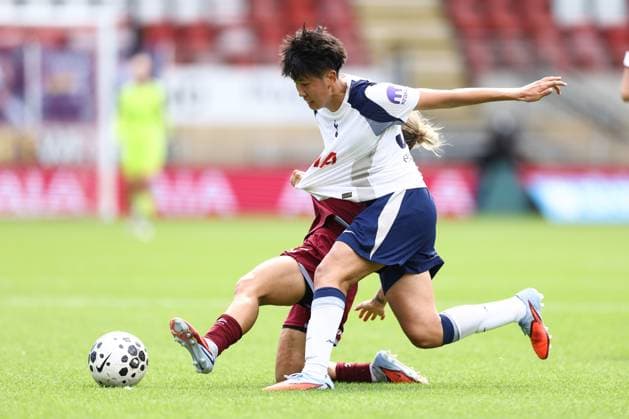Tottenham Hotspur gegen West Ham United 07 September 2025, London Women s Super League Tottenham Hotspur gegen West Ham United Toko Koga von Tottenham Hotspur und Katrina Gorry von West Ham United Foto Jacques Feeney Offside London UK  Copyright: xJacquesxFeeneyx xOffsidexOffside