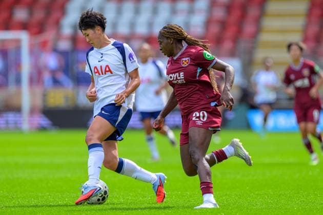BetWright Stadium, Brisbane Road September 07 2025 TÅko Koga (32 Tottenham Hotspur) under pressure from Viviane Asseyi (20 West Ham United) during the Barclays Women s Super League game between Tottenham Hotspur vs West Ham United at BetWright Stadium in London , England . (Photo by Keeran Marquis Sports Press Photo SPP) (Keeran Marquis SPP) Copyright: xKeeranxMarquis SPPx spp-en-KeMa-spp_KeeMar_wsl_thfc_vs_whfc_305