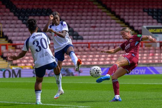 BetWright Stadium, Brisbane Road September 07 2025 Verena Hanshaw (29 West Ham United) shot blocked by Jessica Naz (7 Tottenham Hotspur) during the Barclays Women s Super League game between Tottenham Hotspur vs West Ham United at BetWright Stadium in London , England . (Photo by Keeran Marquis Sports Press Photo SPP) (Keeran Marquis SPP) Copyright: xKeeranxMarquis SPPx spp-en-KeMa-spp_KeeMar_wsl_thfc_vs_whfc_311