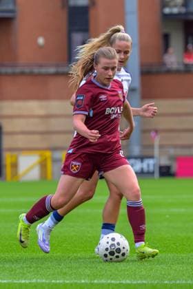 BetWright Stadium, Brisbane Road September 07 2025 Oona SirÃ n (4 West Ham United) on the ball during the Barclays Women s Super League game between Tottenham Hotspur vs West Ham United at BetWright Stadium in London , England . (Photo by Keeran Marquis Sports Press Photo SPP) (Keeran Marquis SPP) Copyright: xKeeranxMarquis SPPx spp-en-KeMa-spp_KeeMar_wsl_thfc_vs_whfc_317