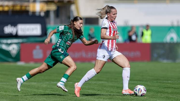 from left Tuana Mahmoud SV Werder Bremen, 10 and Lisa Karl SC Freiburg, 2 in running duel, duel, dynamics, action, action, game scene, THE DFB REGULATIONS PROHIBIT ANY USE OF PHOTOGRAPHS AS IMAGE SEQUENCES AND OR QUASI VIDEO , 07 09 2025, Bremen Germany , Football, Google Pixel Womens Bundesliga, SV Werder Bremen SC Freiburg xobx