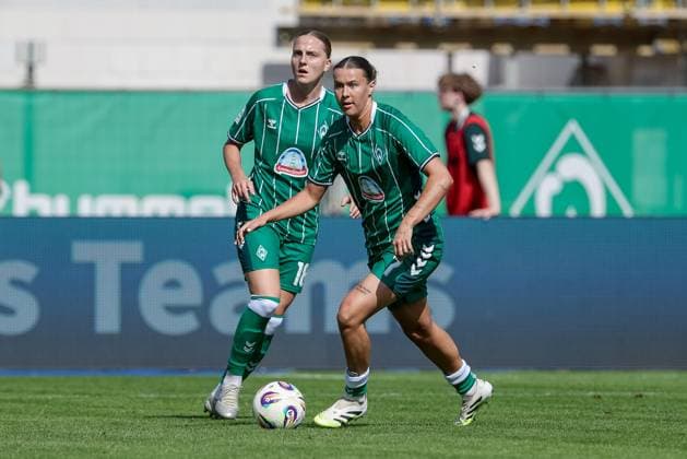 Larissa Mühlhaus SV Werder Bremen, 7 on the ball, single image, full body, action, action, game scene, THE DFB GUIDELINES PROHIBIT ANY USE OF PHOTOGRAPHS AS IMAGE SEQUENCES AND OR QUASI VIDEO DFB REGULATIONS PROHIBIT ANY USE OF PHOTOGRAPHS AS IMAGE SEQUENCES AND OR QUASI VIDEO , 07 09 2025, Bremen Germany , Soccer, Google Pixel Women Bundesliga, SV Werder Bremen SC Freiburg xobx