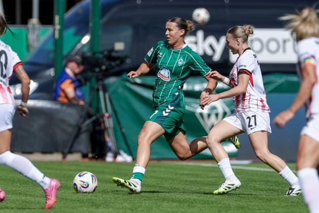 from left Larissa Mühlhaus SV Werder Bremen, 7 and Sophie Nachtigall SC Freiburg, 27 in duel, duel, dynamic, action, action, game scene, THE DFB REGULATIONS PROHIBIT ANY USE OF PHOTOGRAPHS AS IMAGE SEQUENCES AND OR QUASI VIDEO , 07 09 2025, Bremen Germany , Football, Google Pixel Womens Bundesliga, SV Werder Bremen SC Freiburg xobx