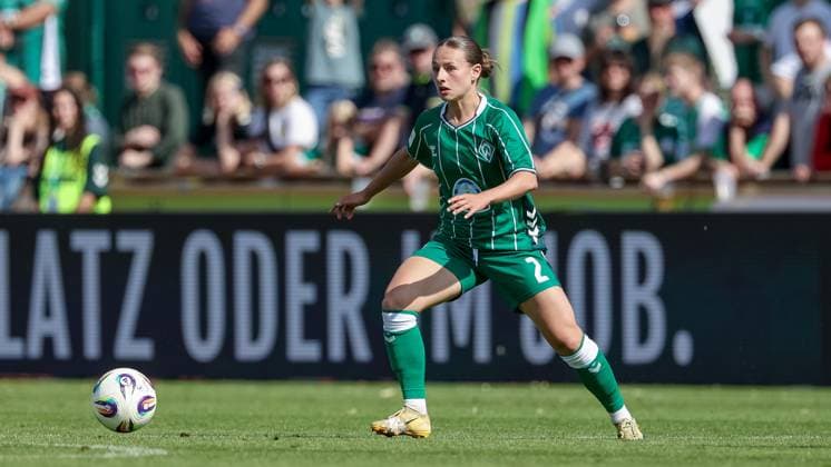 Chiara D Angelo SV Werder Bremen, 2 on the ball, cropped image, single image, full body, action, action, match scene, THE DFB REGULATIONS PROHIBIT ANY USE OF PHOTOGRAPHS AS IMAGE SEQUENCES AND OR QUASI VIDEO , 07 09 2025, Bremen Germany , Football, Google Pixel Womens Bundesliga, SV Werder Bremen SC Freiburg xobx