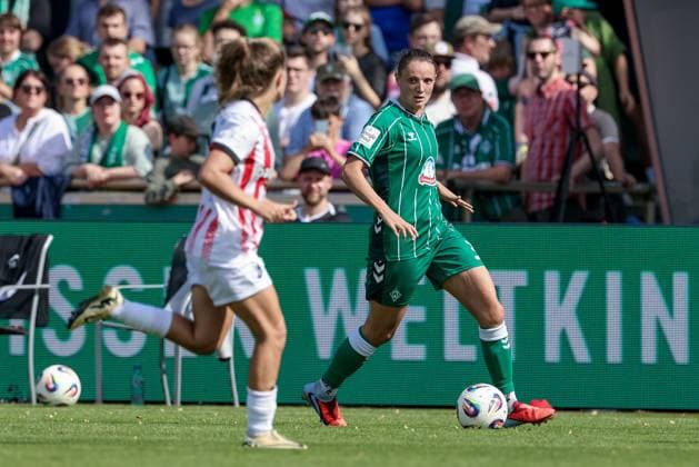 Verena Wieder SV Werder Bremen, 31 on the ball, single image, full body, action, action, match scene, THE DFB GUIDELINES PROHIBIT ANY USE OF PHOTOGRAPHS AS IMAGE SEQUENCES AND OR QUASI VIDEO DFB REGULATIONS PROHIBIT ANY USE OF PHOTOGRAPHS AS IMAGE SEQUENCES AND OR QUASI VIDEO , 07 09 2025, Bremen Germany , Soccer, Google Pixel Women Bundesliga, SV Werder Bremen SC Freiburg xobx