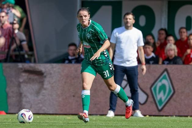 Verena Wieder SV Werder Bremen, 31 on the ball, single image, full body, action, action, match scene, THE DFB GUIDELINES PROHIBIT ANY USE OF PHOTOGRAPHS AS IMAGE SEQUENCES AND OR QUASI VIDEO DFB REGULATIONS PROHIBIT ANY USE OF PHOTOGRAPHS AS IMAGE SEQUENCES AND OR QUASI VIDEO , 07 09 2025, Bremen Germany , Soccer, Google Pixel Women Bundesliga, SV Werder Bremen SC Freiburg xobx
