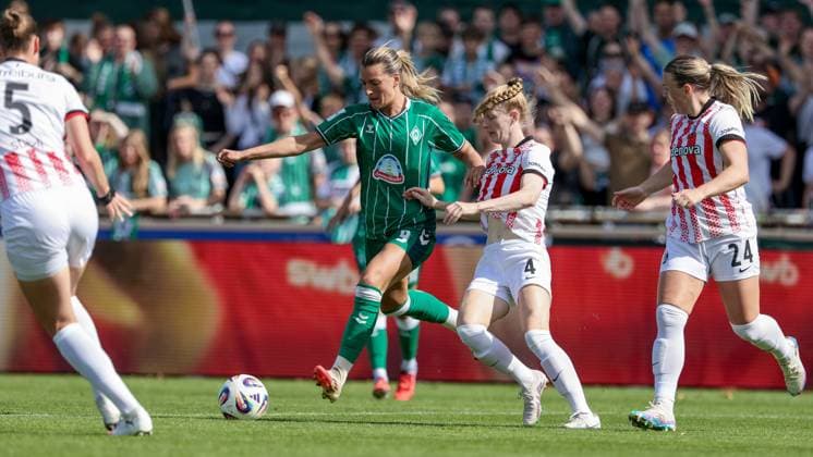 from left Medina Desic SV Werder Bremen, 9 and Meret Felde SC Freiburg, 4 in a duel, dynamic, action, action, game scene, THE DFB REGULATIONS PROHIBIT ANY USE OF PHOTOGRAPHS AS IMAGE SEQUENCES AND OR QUASI VIDEO , 07 09 2025, Bremen Germany , Football, Google Pixel Womens Bundesliga, SV Werder Bremen SC Freiburg xobx