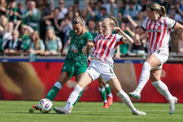 from left Medina Desic SV Werder Bremen, 9 and Meret Felde SC Freiburg, 4 in a duel, dynamic, action, action, game scene, THE DFB REGULATIONS PROHIBIT ANY USE OF PHOTOGRAPHS AS IMAGE SEQUENCES AND OR QUASI VIDEO , 07 09 2025, Bremen Germany , Football, Google Pixel Womens Bundesliga, SV Werder Bremen SC Freiburg xobx