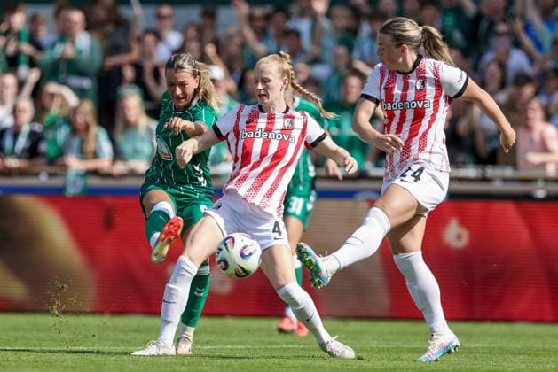 from left Medina Desic SV Werder Bremen, 9 , Meret Felde SC Freiburg, 4 and Ingibjörg Sigurdardottir SC Freiburg, 24 in duel, duel, dynamics, action, action, game scene, THE DFB REGULATIONS PROHIBIT ANY USE OF PHOTOGRAPHS AS IMAGE SEQUENCES AND OR QUASI VIDEO , 07 09 2025, Bremen Germany , Football, Google Pixel Womens Bundesliga, SV Werder Bremen SC Freiburg xobx