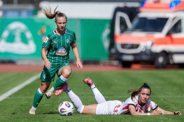 from left Michelle Weiß SV Werder Bremen, 15 and Selina Vobian SC Freiburg, 10 in a duel, dynamic, action, action, game scene, THE DFB REGULATIONS PROHIBIT ANY USE OF PHOTOGRAPHS AS IMAGE SEQUENCES AND OR QUASI VIDEO , 07 09 2025, Bremen Germany , Football, Google Pixel Womens Bundesliga, SV Werder Bremen SC Freiburg xobx
