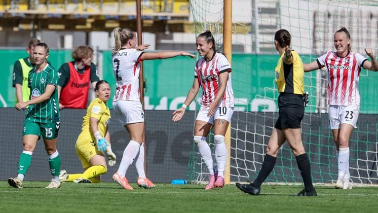 from left goal scorer Lisa Karl SC Freiburg, 2 and Selina Vobian SC Freiburg, 10 with goal celebration, cheering, jubilant, optimistic, game scene, highlight, joy about the goal to 0 1, THE DFB REGULATIONS PROHIBIT ANY USE OF PHOTOGRAPHS AS IMAGE SEQUENCES AND OR QUASI VIDEO , 07 09 2025, Bremen Germany , Football, Google Pixel Womens Bundesliga, SV Werder Bremen SC Freiburg xobx