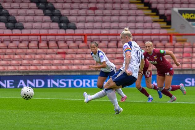 BetWright Stadium, Brisbane Road September 07 2025 Bethany England (9 Tottenham Hotspur) taking a penalty during the Barclays Women s Super League game between Tottenham Hotspur vs West Ham United at BetWright Stadium in London , England . (Photo by Keeran Marquis Sports Press Photo SPP) (Keeran Marquis SPP) Copyright: xKeeranxMarquis SPPx spp-en-KeMa-spp_KeeMar_wsl_thfc_vs_whfc_500