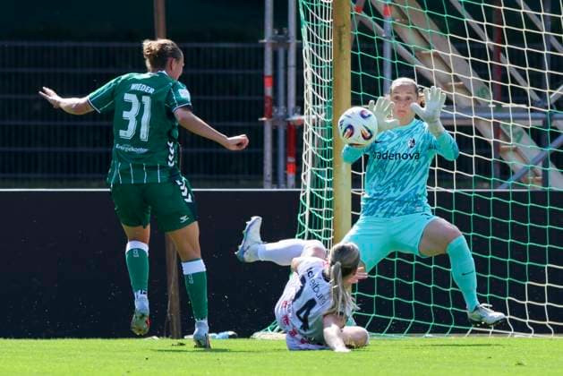 Verena Wieder Werder Bremen , Ingibjoerg Sigurdardottir SC Freiburg and goalkeeper Laura Benkarth SC Freiburg battle for the ball, Google Pixel Frauen Bundesliga, Werder Bremen vs SC Freiburg, Platz 11 am Weserstadion on September 07, 2025 in Bremen, Germany Photo by Marco Steinbrenner DeFodi Images Verena Wieder Werder Bremen , Ingibjoerg Sigurdardottir SC Freiburg and goalkeeper Laura Benkarth SC Freiburg battle for the ball, Google Pixel Womens Bundesliga, Werder Bremen vs SC Freiburg, Platz 11 am Weserstadion, September 7, 2025 in Bremen, Germany Photo by Marco Steinbrenner DeFodi Images DFB DFL REGULATIONS PROHIBIT ANY USE OF PHOTOGRAPHS AS IMAGE SEQUENCES AND OR QUASI VIDEO