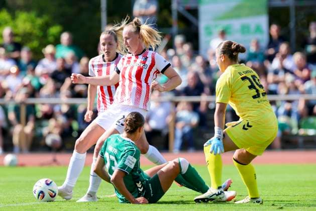 Luca Birkholz SC Freiburg , Hanna Nemeth Werder Bremen and goalkeeper Mariella El Sherif Werder Bremen battle for the ball, Google Pixel Frauen Bundesliga, Werder Bremen vs SC Freiburg, Platz 11 am Weserstadion on September 07, 2025 in Bremen, Germany Photo by Marco Steinbrenner DeFodi Images Luca Birkholz SC Freiburg , Hanna Nemeth Werder Bremen and goalkeeper Mariella El Sherif Werder Bremen battle for the ball, Google Pixel Womens Bundesliga, Werder Bremen vs SC Freiburg, Platz 11 am Weserstadion, September 7, 2025 in Bremen, Germany Photo by Marco Steinbrenner DeFodi Images DFB DFL REGULATIONS PROHIBIT ANY USE OF PHOTOGRAPHS AS IMAGE SEQUENCES AND OR QUASI VIDEO