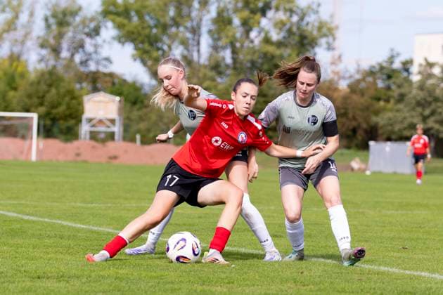 Regionalliga Nordost Frauen 1 FFV Erfurt vs 1 FFC Turbine Potsdam II Erfurt 07 09 2025 Felicitas Uhlig 17 1 FFC Turbine Potsdam II vs Maja Felicitas Bauerschmidt 10 1 FFV Erfurt left and Katja Groll 14 1 FFV Erfurt right Regionalliga Nordost Frauen 1 FFV Erfurt vs 1 FFC Turbine Potsdam II Sportforum Johannesplatz Erfurt 07 09 2025 Copyright: xBEAUTIFULxSPORTS Duehringx