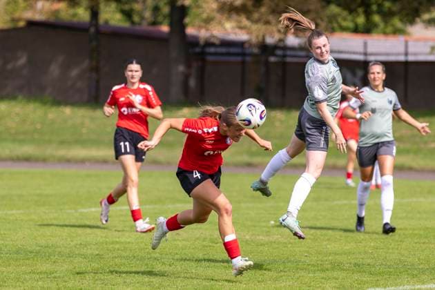 Regionalliga Nordost Frauen 1 FFV Erfurt vs 1 FFC Turbine Potsdam II Erfurt 07 09 2025 Finja Liebe 4 1 FFC Turbine Potsdam II vs Katja Groll 14 1 FFV Erfurt Regionalliga Nordost Frauen 1 FFV Erfurt vs 1 FFC Turbine Potsdam II Sportforum Johannesplatz Erfurt 07 09 2025 Copyright: xBEAUTIFULxSPORTS Duehringx