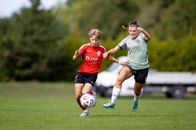 Regionalliga Nordost Frauen 1 FFV Erfurt vs 1 FFC Turbine Potsdam II Erfurt 07 09 2025 Vanessa Krumbholz 15 1 FFC Turbine Potsdam II vs Tessa Berger 16 1 FFV Erfurt Regionalliga Nordost Frauen 1 FFV Erfurt vs 1 FFC Turbine Potsdam II Sportforum Johannesplatz Erfurt 07 09 2025 Copyright: xBEAUTIFULxSPORTS Duehringx