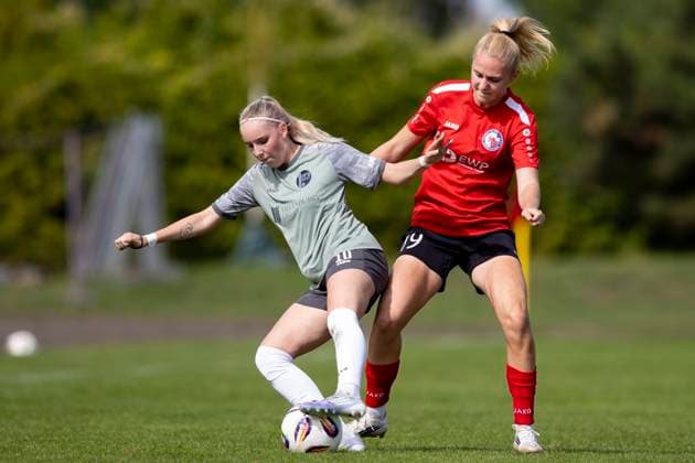 Regionalliga Nordost Frauen 1 FFV Erfurt vs 1 FFC Turbine Potsdam II Erfurt 07 09 2025 Maja Felicitas Bauerschmidt 10 1 FFV Erfurt vs Johanna Bobbe 19 1 FFC Turbine Potsdam II Regionalliga Nordost Frauen 1 FFV Erfurt vs 1 FFC Turbine Potsdam II Sportforum Johannesplatz Erfurt 07 09 2025 Copyright: xBEAUTIFULxSPORTS Duehringx